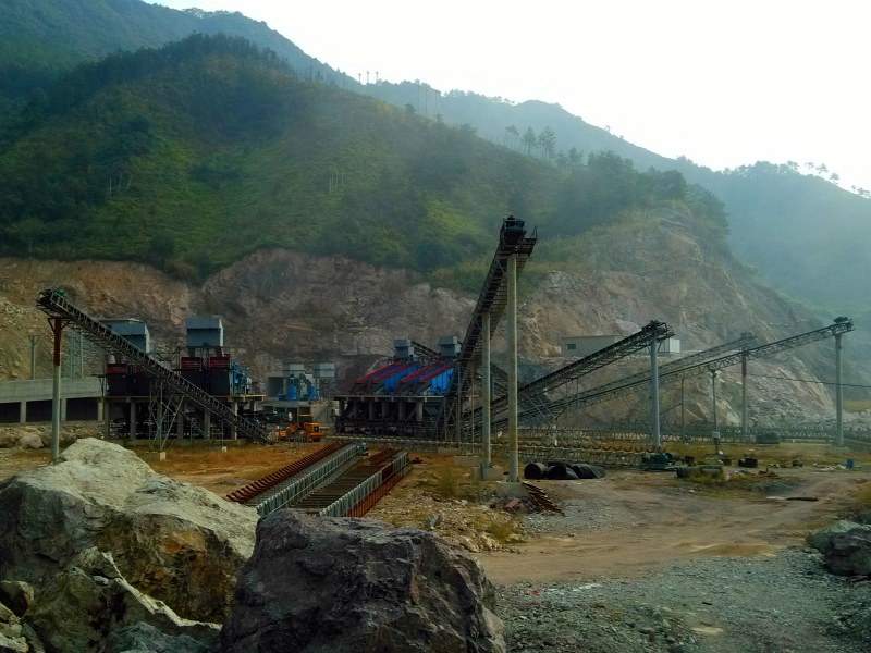 破碎篩分場(chǎng)地限制和基建難怎么辦？